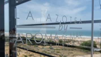 Serviço de almoço e jantar, vistas para a praia