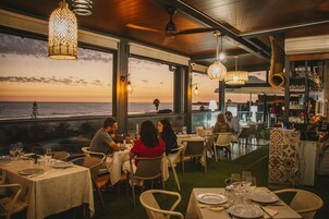Se sirven almuerzos y cenas, con vista a la playa 