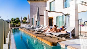 AuĂenpool (je nach Saison geöffnet), Sonnenschirme, LiegestĂŒhle