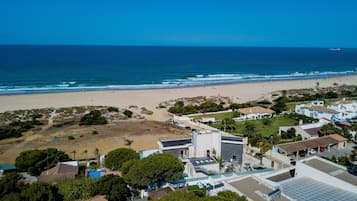 Na praia, areia branca, toalhas de praia