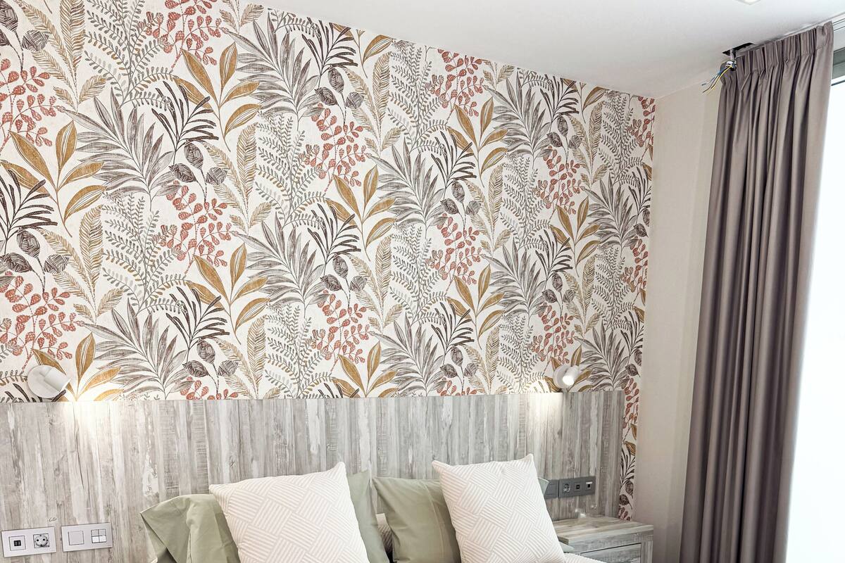 Premium bedding, in-room safe, blackout drapes, soundproofing