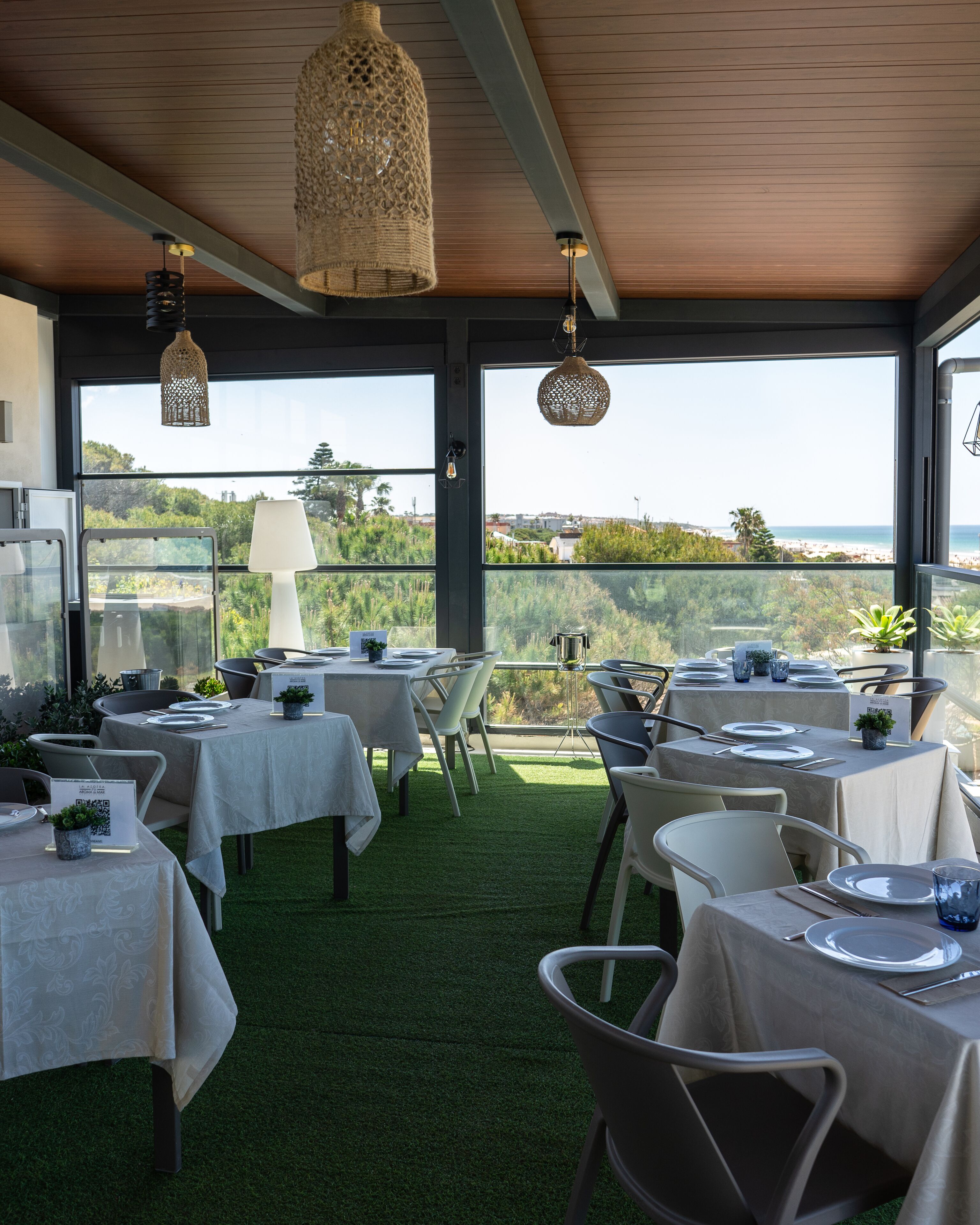 Se sirven almuerzos y cenas, con vista a la playa 