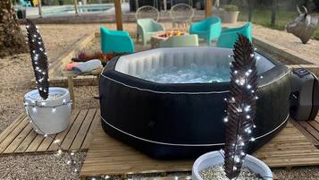 Outdoor spa tub