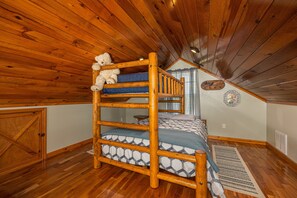 4 bedrooms, desk, iron/ironing board, free WiFi