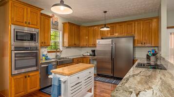 冰箱、微波炉、烤箱、炉灶