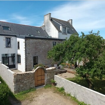 l arrière de la maison,  le
 jardin et son vieux pommier