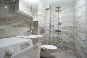 Deluxe Apartment | Bathroom | Shower, hair dryer, bidet, towels - Serenity blue apartments (Budva)