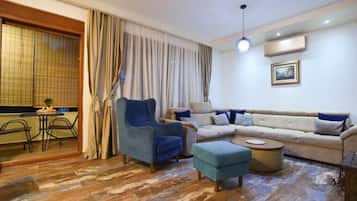 Apartamento luxo | Área de estar | TV LCD 32 polegadas com canais a cabo