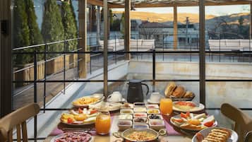 Tägliches inbegriffenes kontinentales Frühstück
