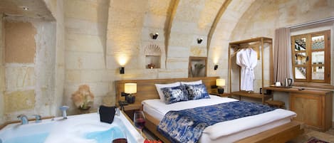 Luxury Suite | Jetted bathtub