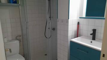 Een douche, een haardroger, handdoeken, toiletpapier