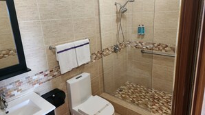 吹风机、毛巾、肥皂、洗发水