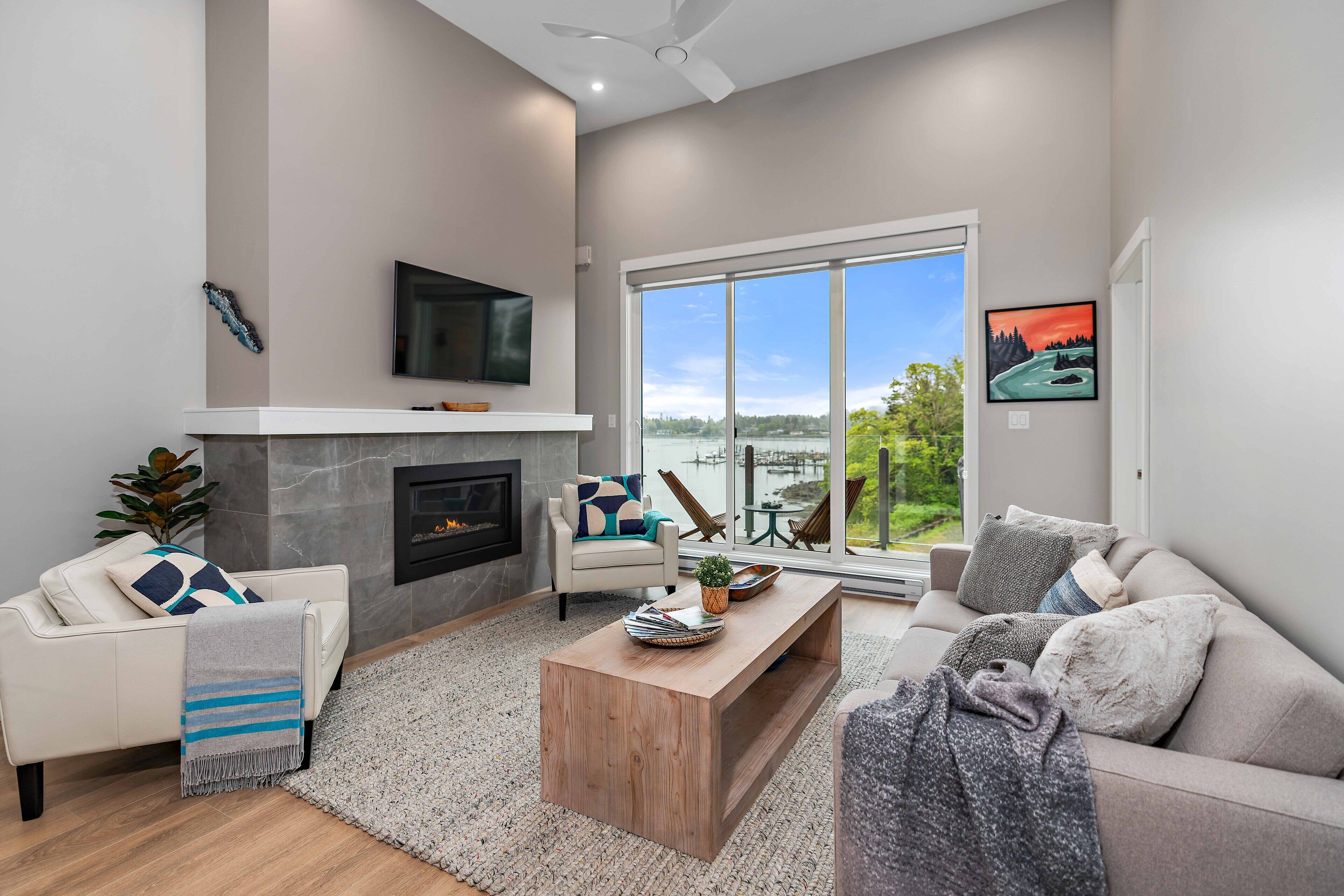 TV connectée, cheminée, livres