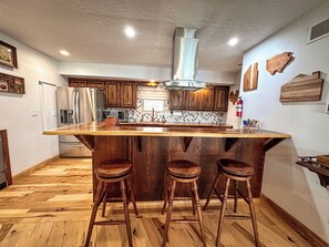 ثلاجة، ميكروويف، ف�رن، موقد طهي مسطح