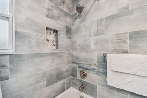 Toallas, jabón, shampoo, papel de baño