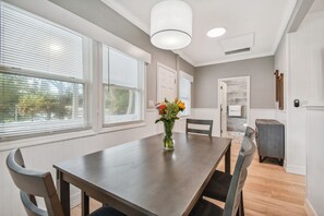 Dining - Peaceful retreat only a mile from DT St Pete and 2 blocks to Tampa Bay! (St. Petersburg)