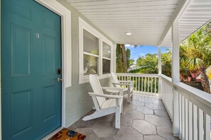 Property grounds - Peaceful retreat only a mile from DT St Pete and 2 blocks to Tampa Bay! (St. Petersburg)