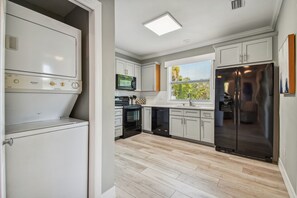 Fridge, microwave, oven, stovetop - Peaceful retreat only a mile from DT St Pete and 2 blocks to Tampa Bay! (St. Petersburg)