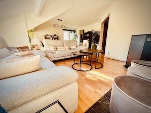 Smart TV, books - Logement à Distance de Marche de Toutes les Attractions de Han-sur-lesse (Rochefort)