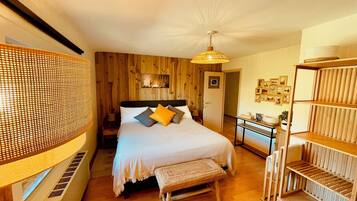 4 bedrooms, desk, iron/ironing board, travel cot