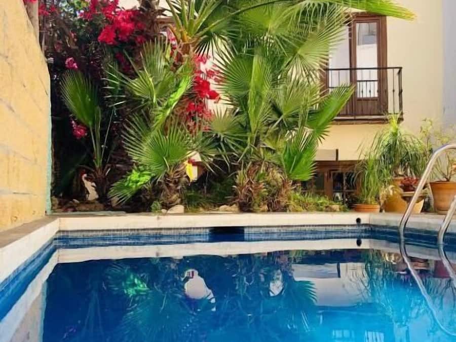 Utendørsbasseng, bassengparasoller og solsenger