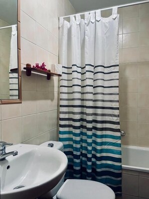 Shower, rainfall showerhead, hair dryer, towels - Boutique Hostal Lorca (Nerja)