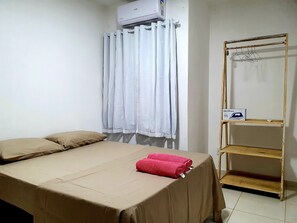 2 bedrooms, iron/ironing board, WiFi, bed sheets