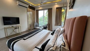 Vila Mewah, beberapa kamar, kolam renang pribadi, pemandangan sungai | Seprai premium, selimut bulu angsa, busa memori, dan tirai kedap cahaya