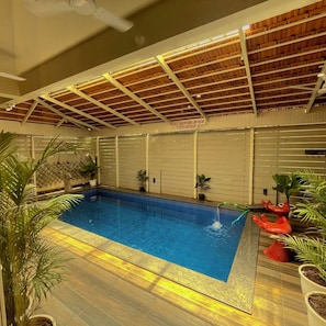 Indoor pool, sun loungers