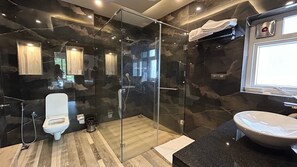Luxury Villa, Multiple Bedrooms, Private Pool, River View | Bathroom | Slippers, towels - Clarence Cottage Villa 27 (Marra)