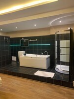 Luxury Double Room | Desk, free WiFi, bed sheets