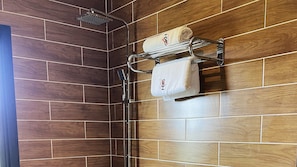 Junior Suite | Bathroom | Free toiletries, hair dryer, slippers, bidet