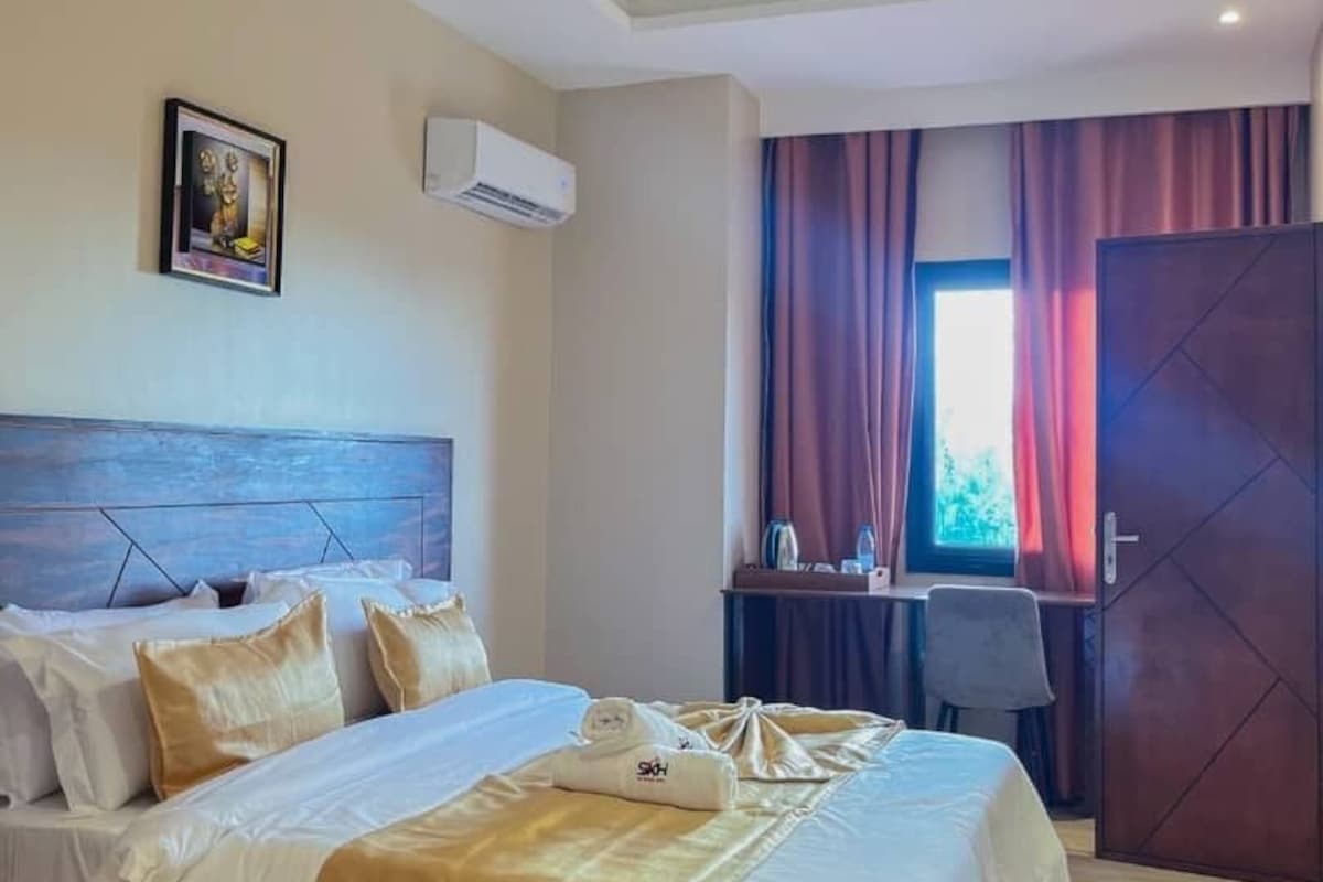 Habitación doble Confort | Escritorio, wifi gratis y ropa de cama