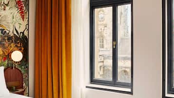 Kamer, 1 queensize bed | Een minibar, een kluis op de kamer, geluiddichte muren