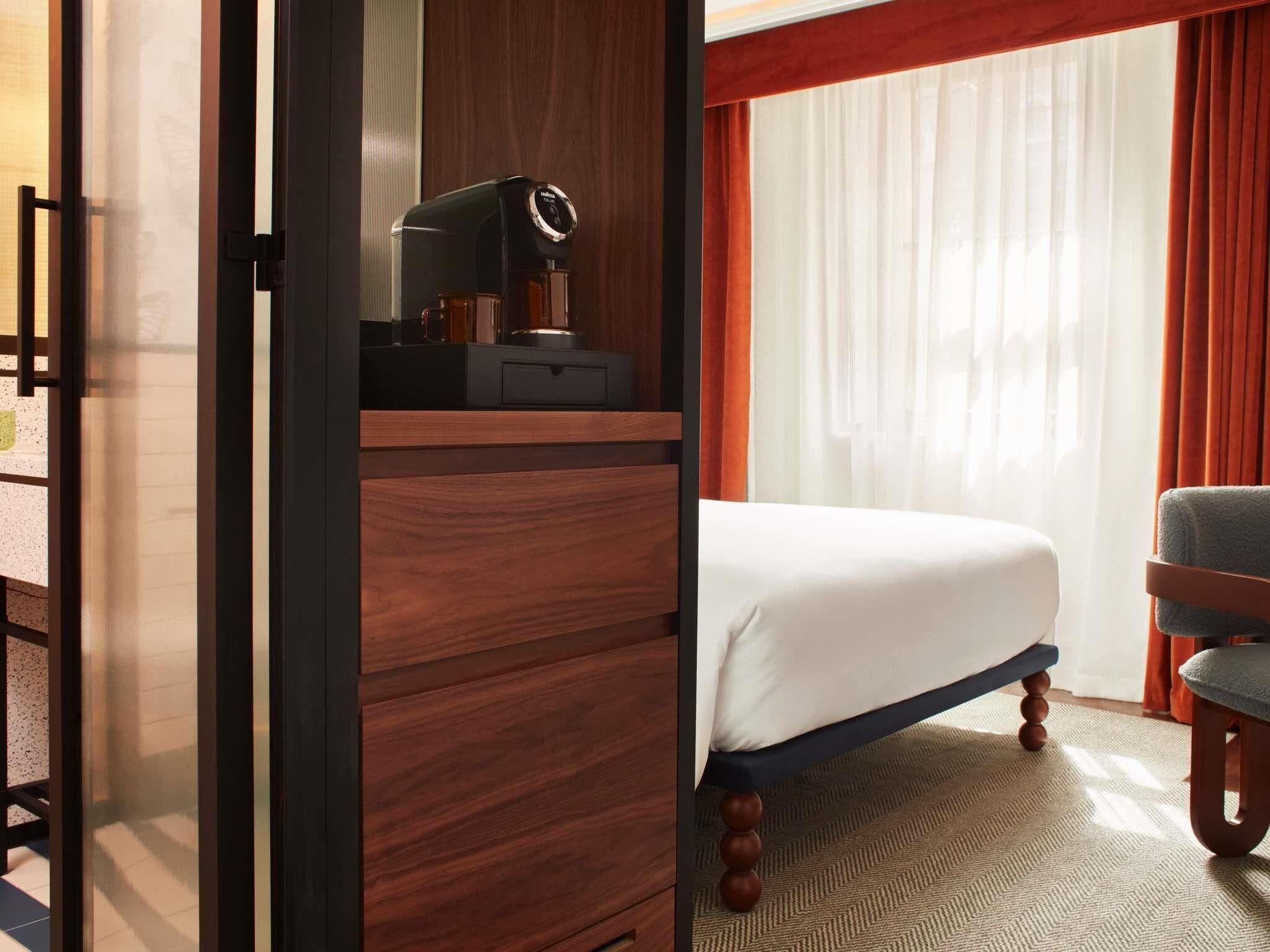 Room, 1 Queen Bed (General Admission) | Minibar, in-room safe, soundproofing, iron/ironing board
