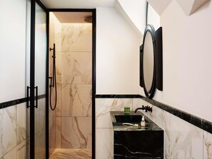 Suíte (Headliner) | Banheiro | Chuveiro, produtos de toalete biodegradáveis, secador de cabelo 