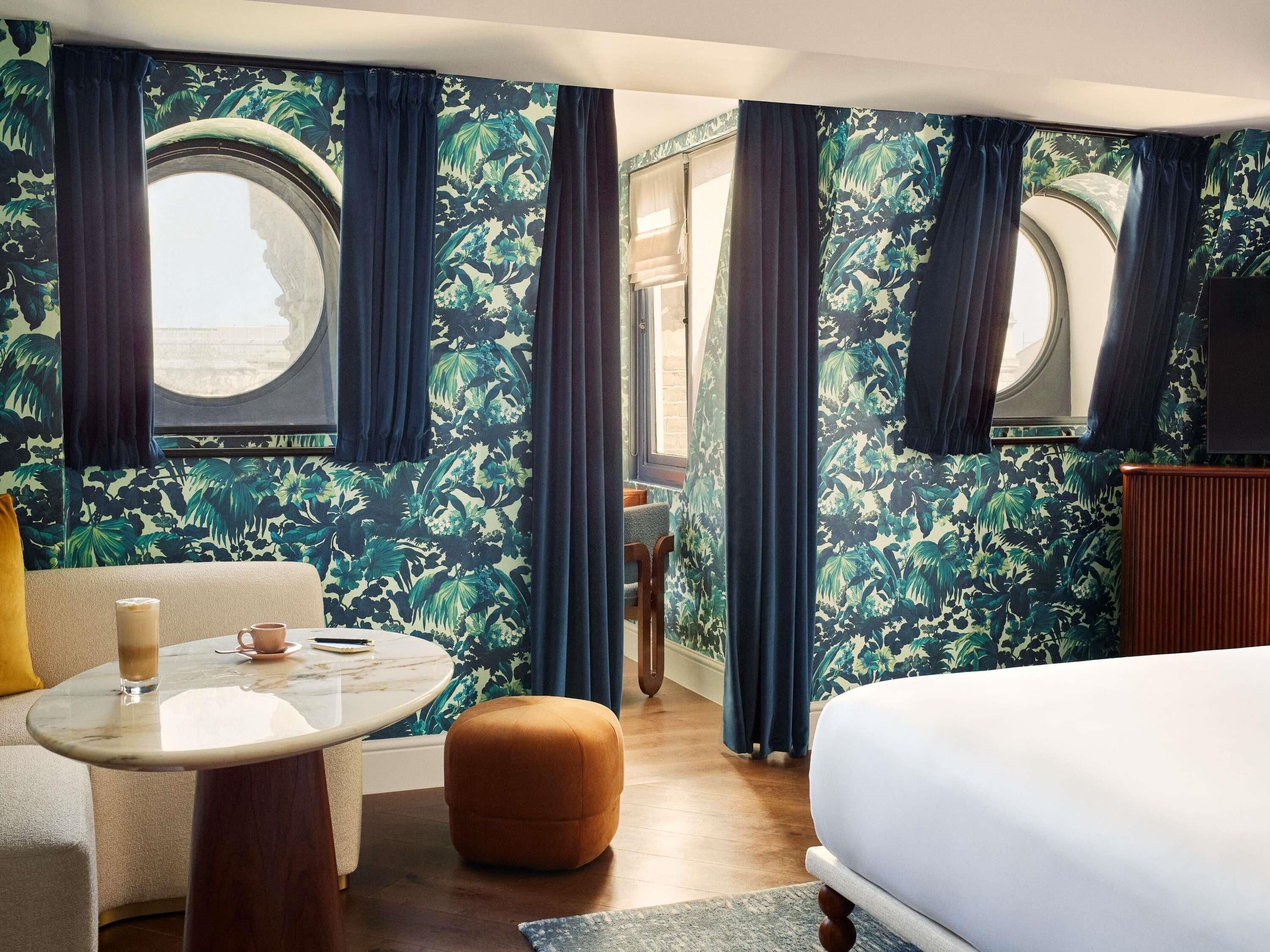 Suite (Headliner) | Minibar, safe på rommet, lydisolert og strykejern/-brett