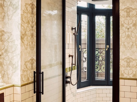 Shower, eco-friendly toiletries, hair dryer, bathrobes. Hyde London City - St Paul’s
