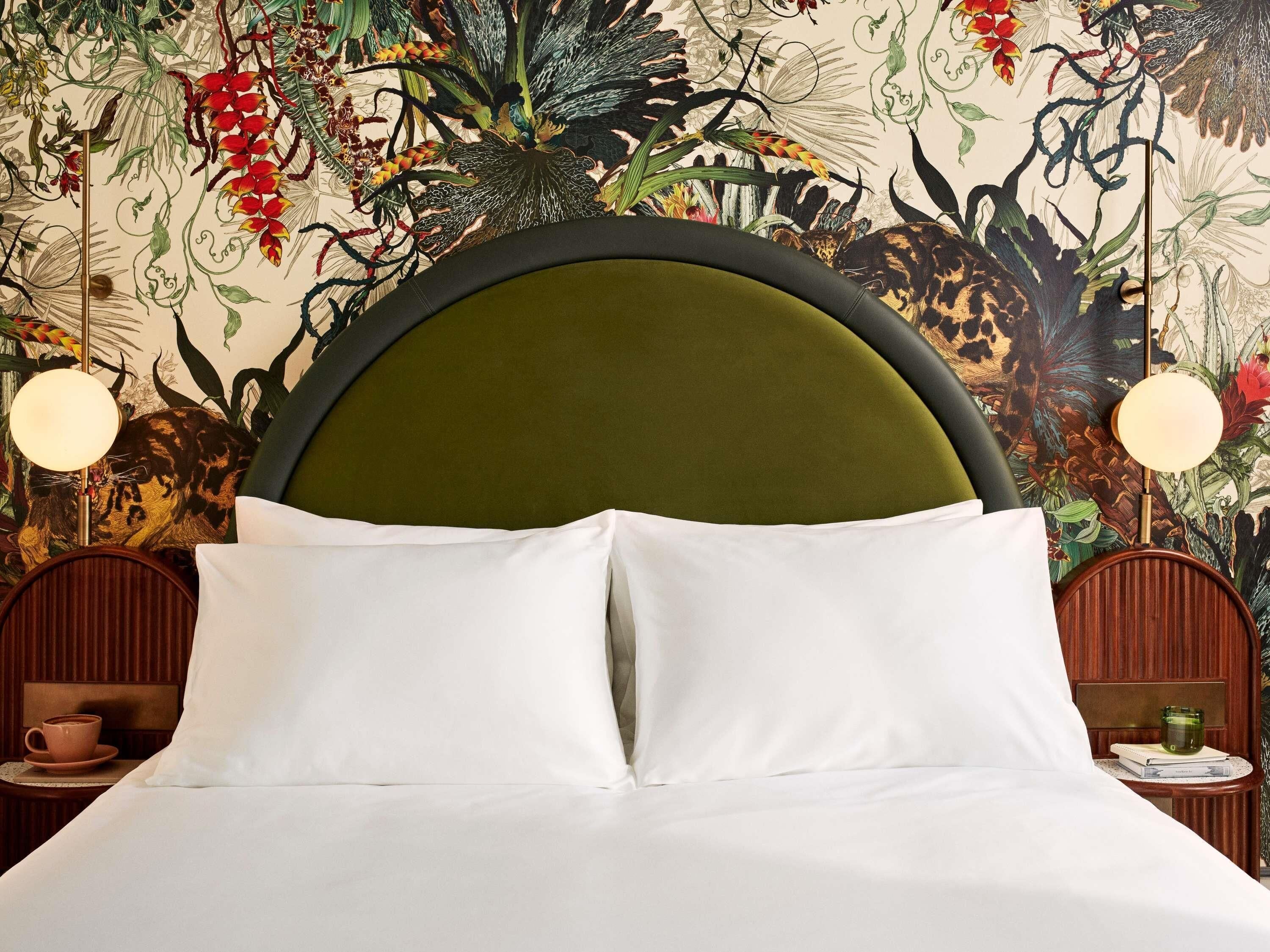 Rom, 1 queensize-seng, byutsikt (General Admission) | Minibar, safe på rommet, lydisolert og strykejern/-brett