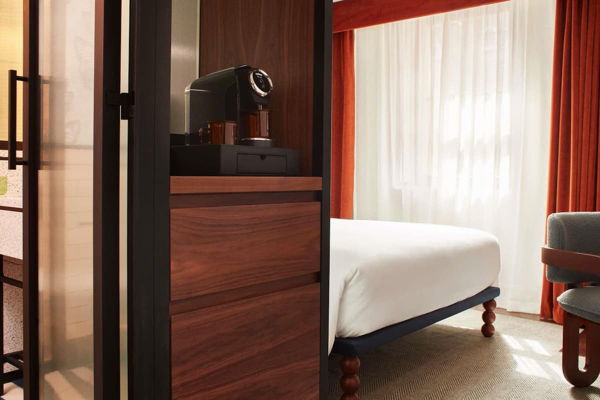 Room, 1 Queen Bed (General Admission) | Minibar, in-room safe, soundproofing, iron/ironing board