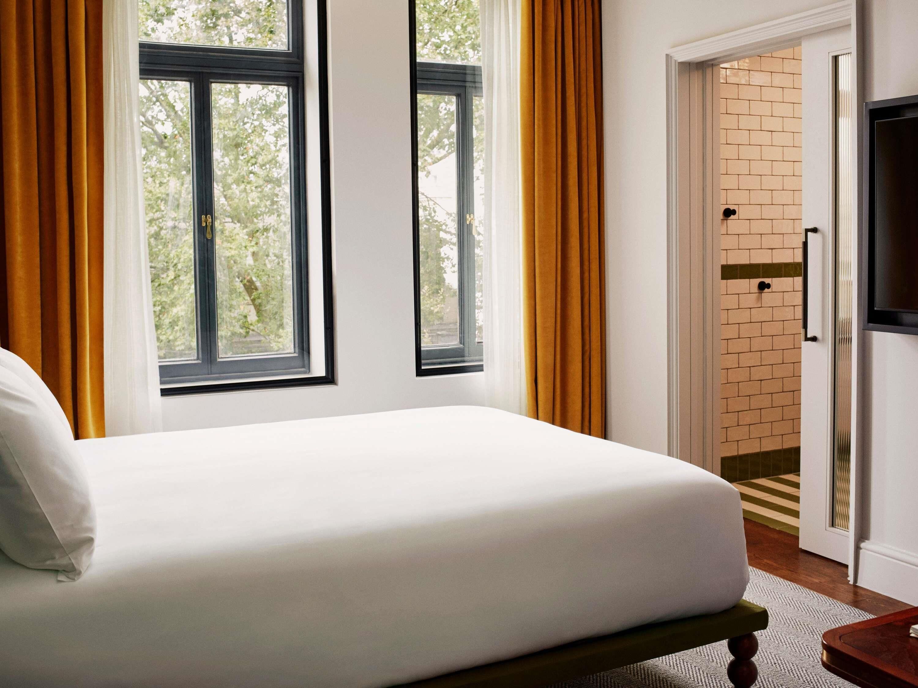 Chambre, 1 grand lit | Minibar, coffre-fort, système d’insonorisation