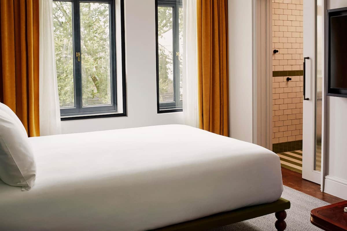 Chambre, 1 grand lit | Minibar, coffre-fort, systĂšme dâinsonorisation