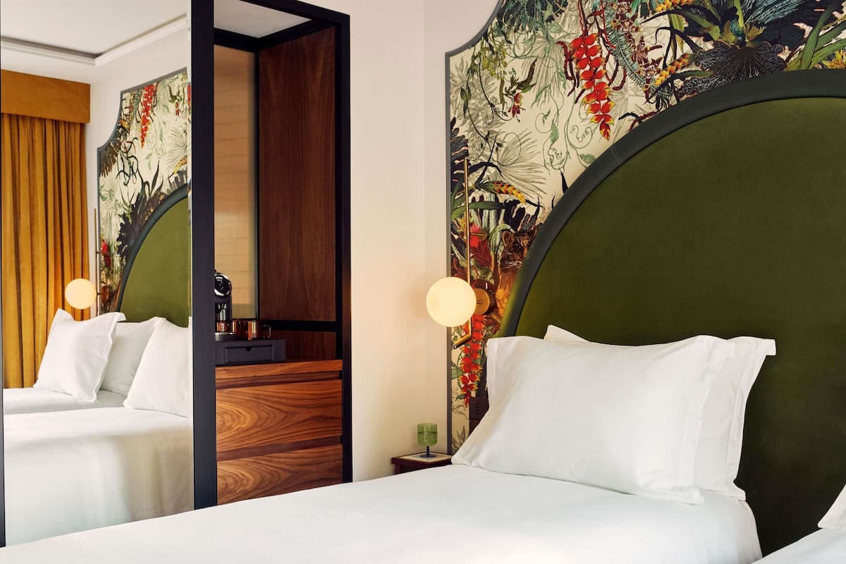 Quarto duplo, 2 camas de solteiro, vista para a cidade | Frigobar, cofres nos quartos, quartos à prova de som