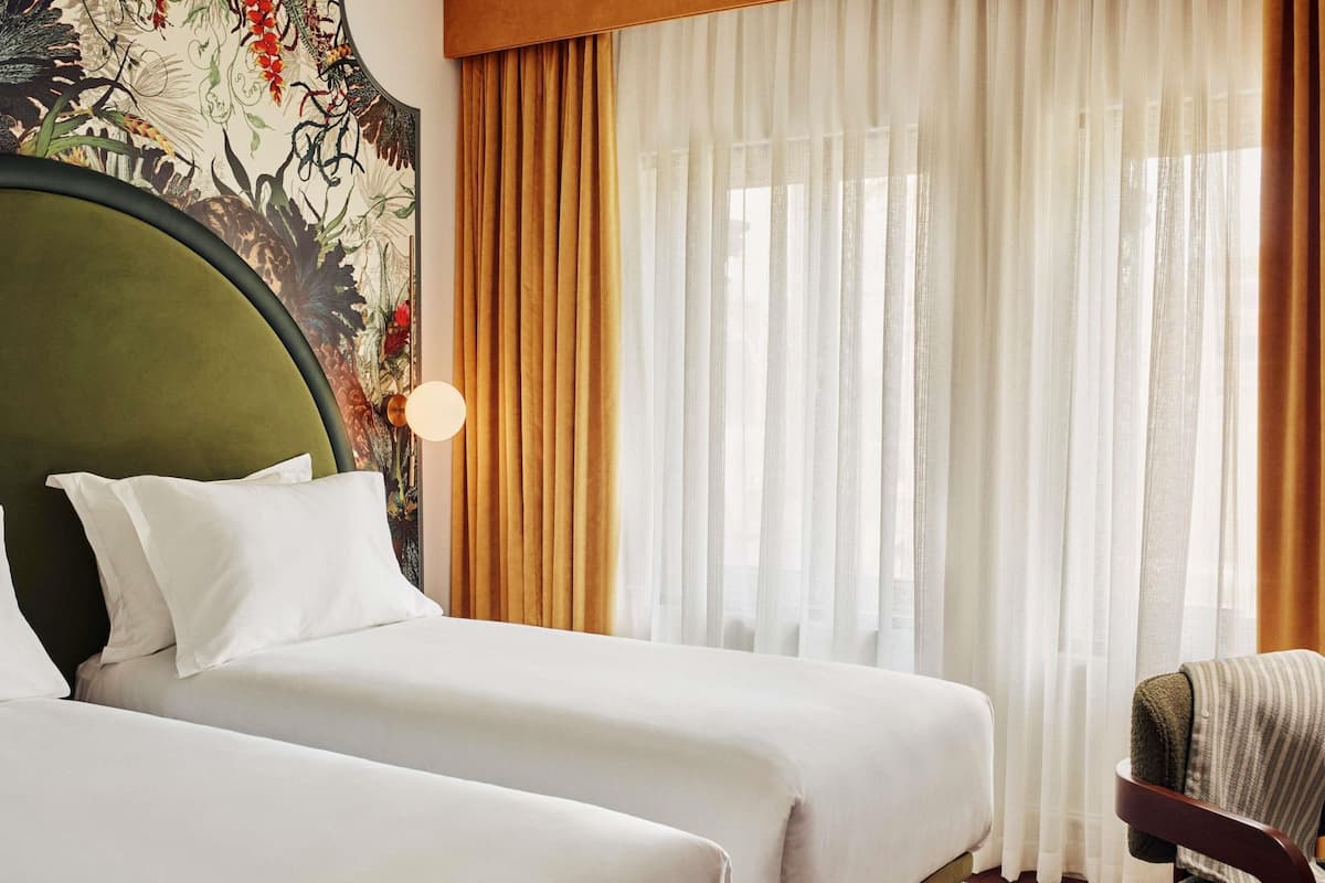 Chambre avec lits jumeaux, 2 lits jumeaux, vue sur la ville | Minibar, coffre-fort, systĂšme dâinsonorisation