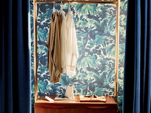 Suite (Headliner) | Minibar, Zimmersafe, schallisolierte Zimmer, Bügeleisen/Bügelbrett