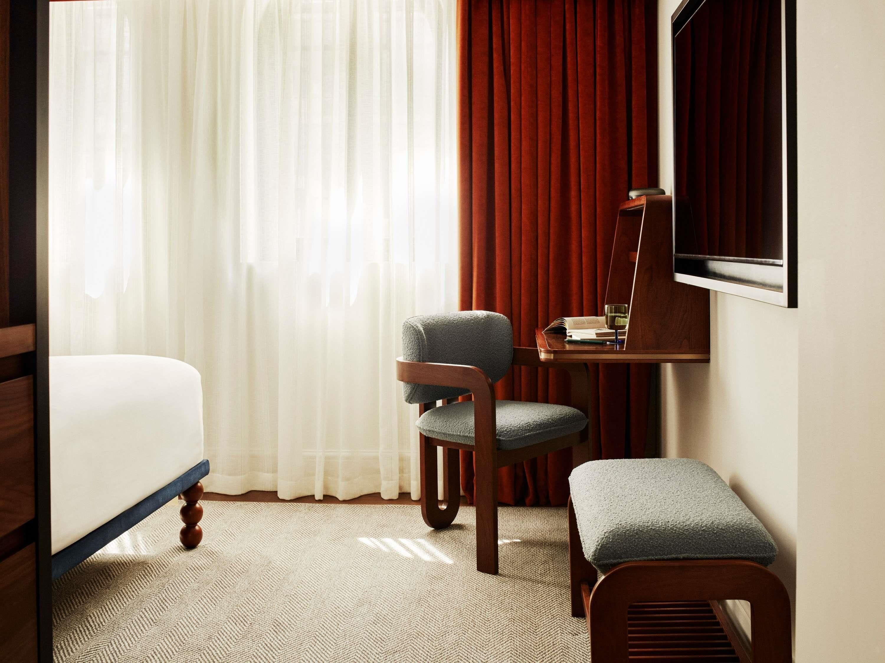 Habitación, 1 cama Queen size (General Admission. More space) | Minibar, caja de seguridad en la habitación y insonorización 