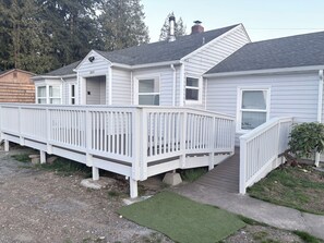 Exterior - Beautiful, quiet and secured two bedroom house (Everett)