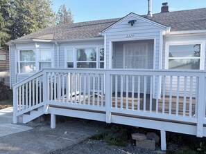 Exterior detail - Beautiful, quiet and secured two bedroom house (Everett)