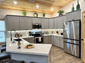 Kjøleskap, mikrobølgeovn, ovn og kokeplater