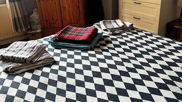 2 bedrooms, iron/ironing board, free WiFi, bed sheets